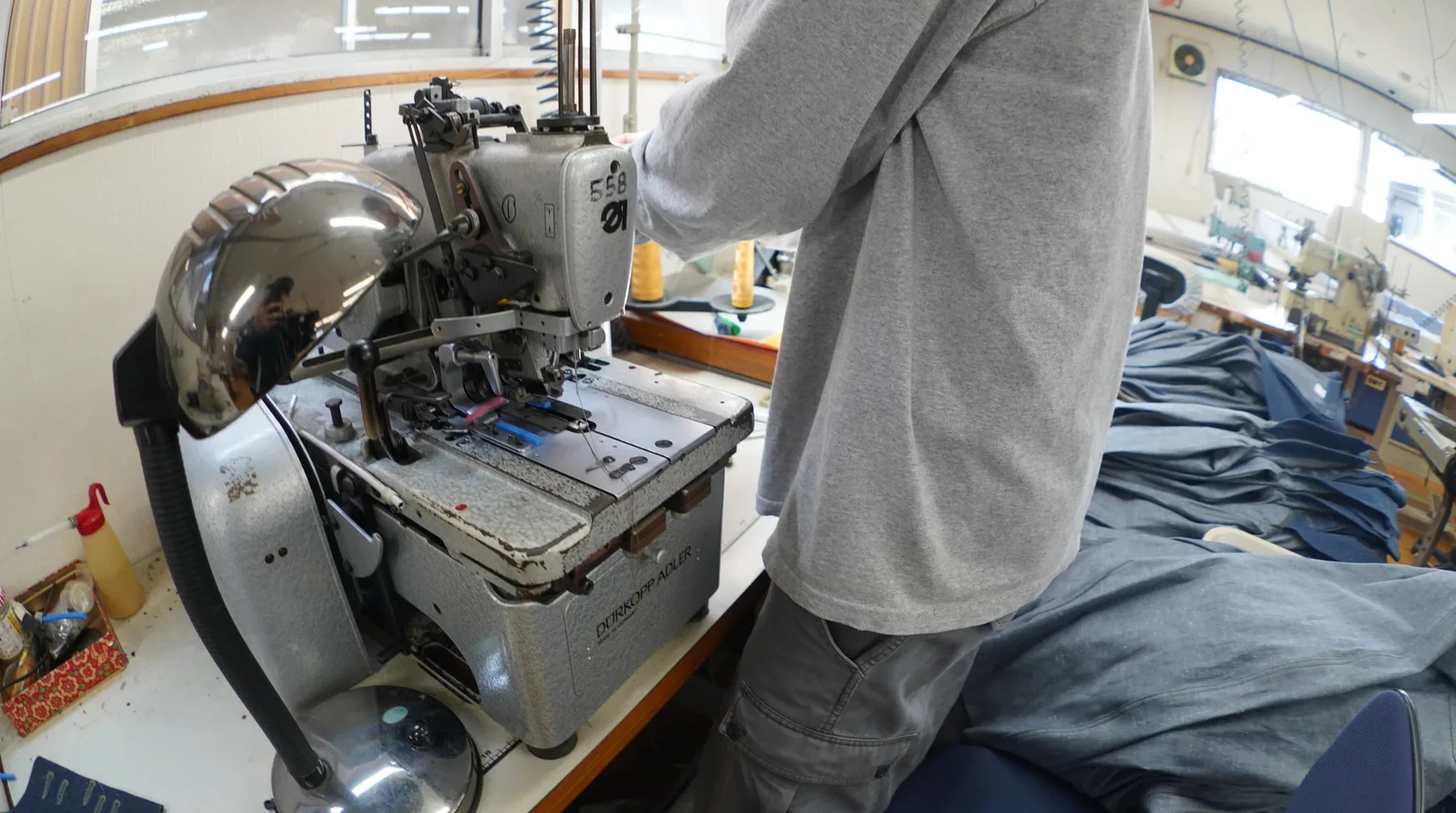 秋田・能代の縫製工場でジーンズを仕立てるスタッフ